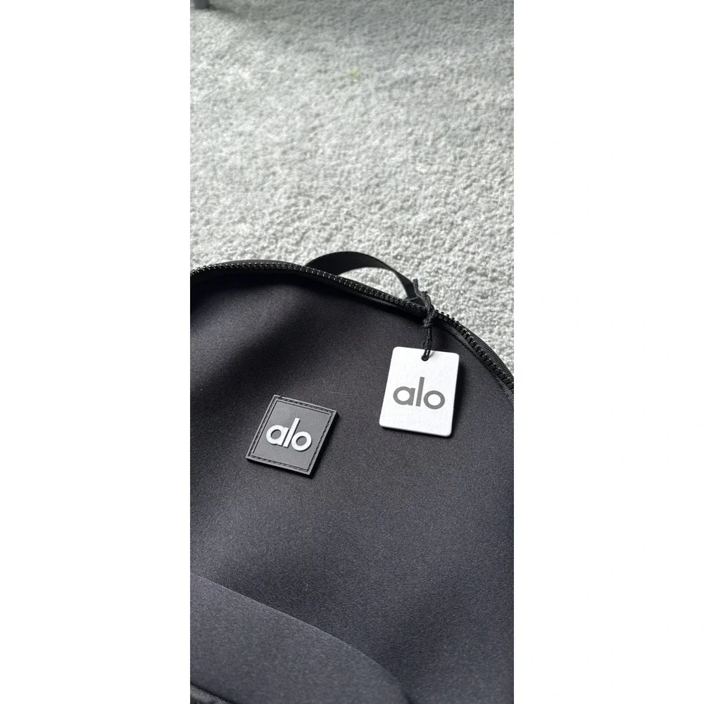 New Alo Yoga Stow Backpack Black With Detachable Pouch - NWT - Picture 2 of 7